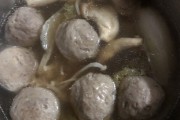 藿香鲫鱼的家常做法：简单易学，美味可口