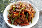 家常炒五花肉的做法：传统味道的温馨再现
