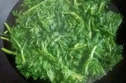 标题：报刊亭卖小吃，城管管吗？——探讨城市小吃的管理与规范