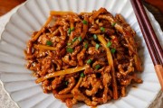 家常焖猪肉：传统风味，家的味道