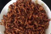 于小吃：探寻城市角落里的美味记忆