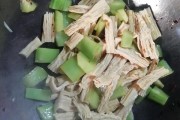 义乌小吃街在哪里：探寻美食的天堂