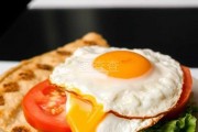 标题：《绘彩美食，品味满族风情——满族特色美食绘画艺术探析》