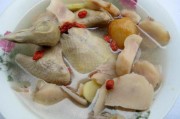 清蒸鲑鱼的家常做法：简单美味的健康食谱
