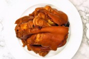 标题：沈阳特色美食小吃中街：一场味蕾的盛宴