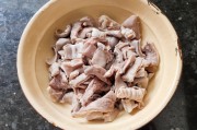 鄂尔多斯，这片富饶的内蒙古高原之地，不仅以其壮美的自然风光著称，更是以独特的美食文化吸引了无数游客。今天，我们就来深入探索鄂尔多斯的当地特色美食，带您领略这片土地上的美食魅力。