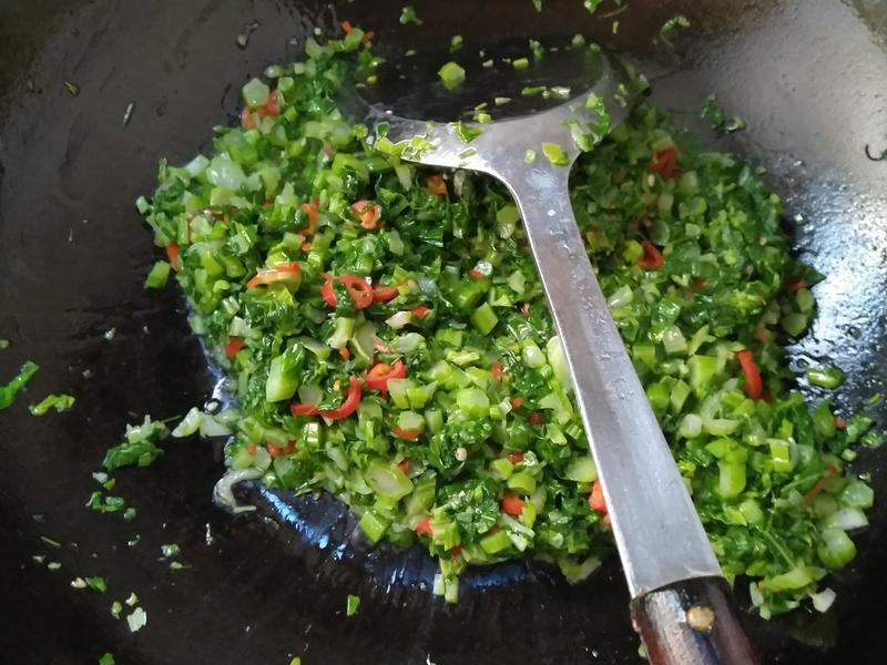皮蛋凉拌怎么做好吃：家常美食的别样风味