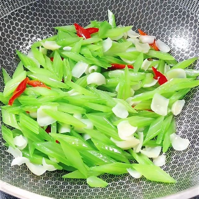 芹菜虾仁怎么炒好吃？掌握这几点，美味又营养