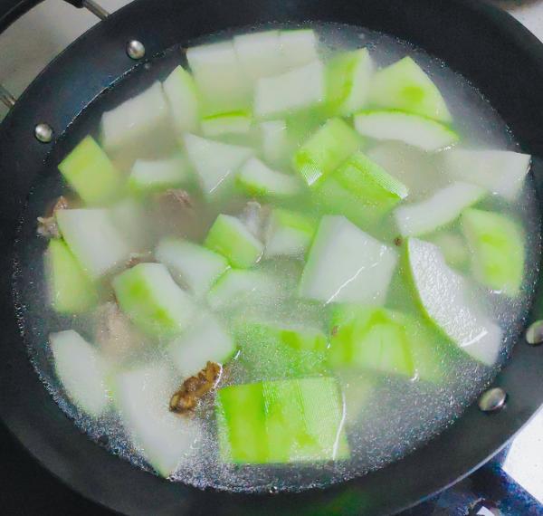 洋葱炒虾的家常做法：简单易学，美味可口