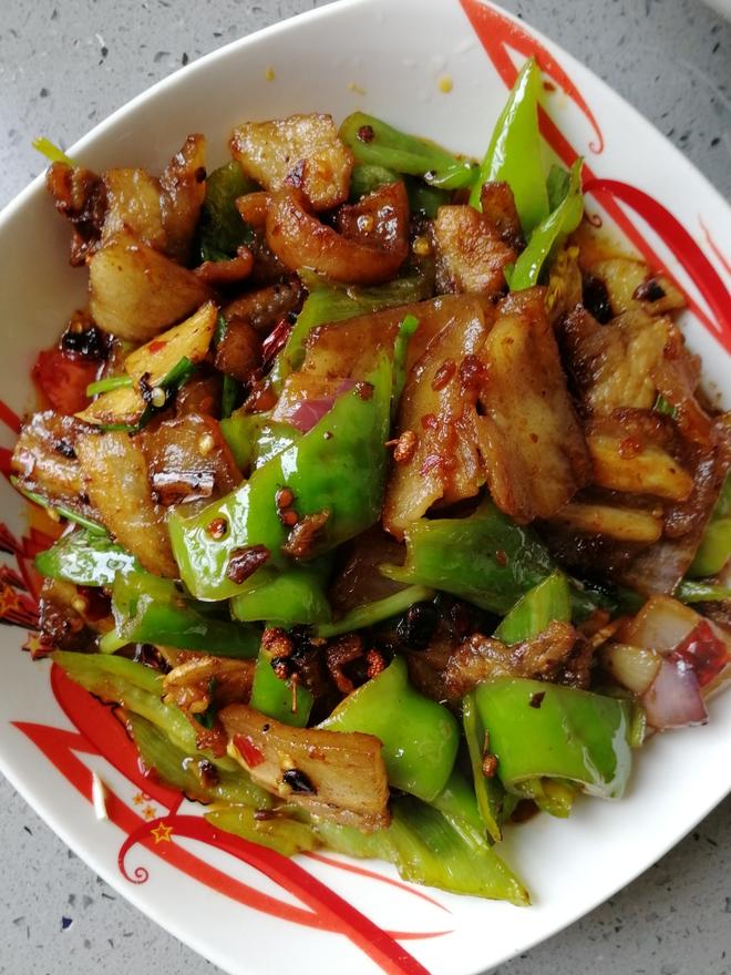 标题：媛小吃——探寻街头巷尾的地道美味