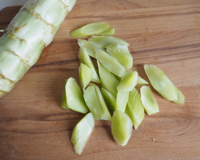 家常焖鸭的做法：传统风味，简单易学