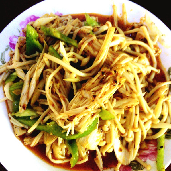 标题：《小吃犬：探寻城市角落的美食宝藏》