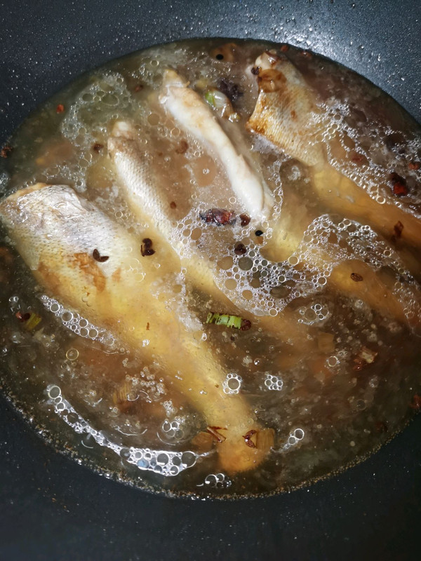 标题：义乌小吃街：一站式美食天堂，品味地道风味