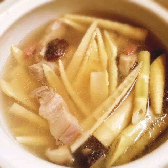 家常海鲜汤面：一碗鲜美温暖的海洋风味