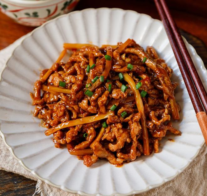 家常焖猪肉：传统风味，家的味道
