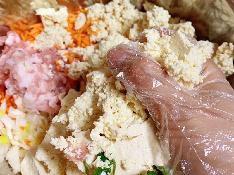 铁板豆腐小吃：街头的美食新宠