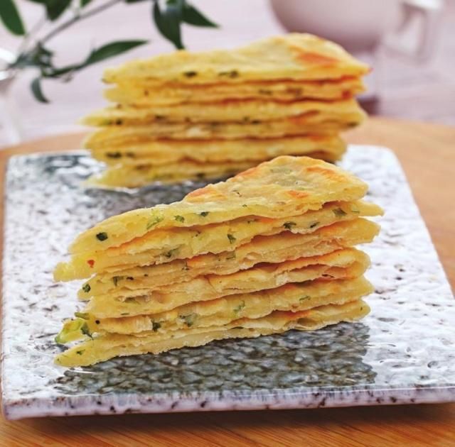 标题：小吃盘子——探寻街头巷尾的美食记忆