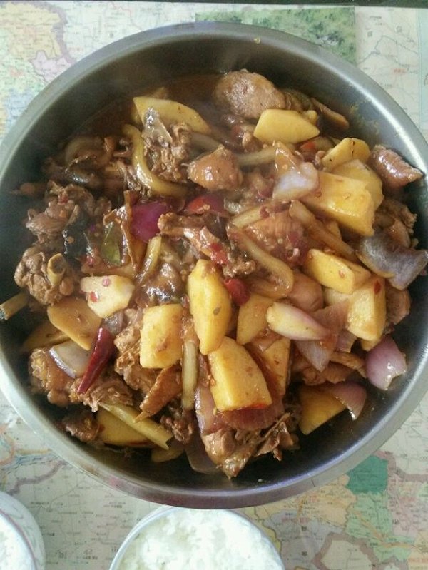 标题：小吃盘子——探寻街头巷尾的美食记忆