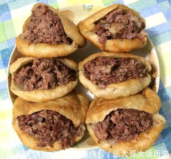 小吃三轮车图片：街头美食的魅力瞬间
