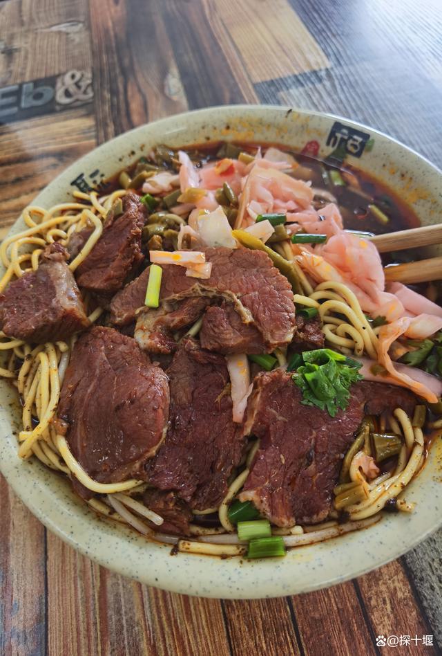 标题：新乡小吃街——探寻中原美食的独特韵味
