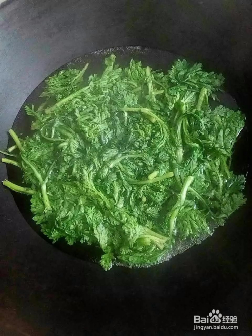 标题：报刊亭卖小吃，城管管吗？——探讨城市小吃的管理与规范