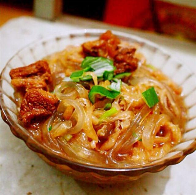 家常扣肉酸菜：传统与创新的美食交融
