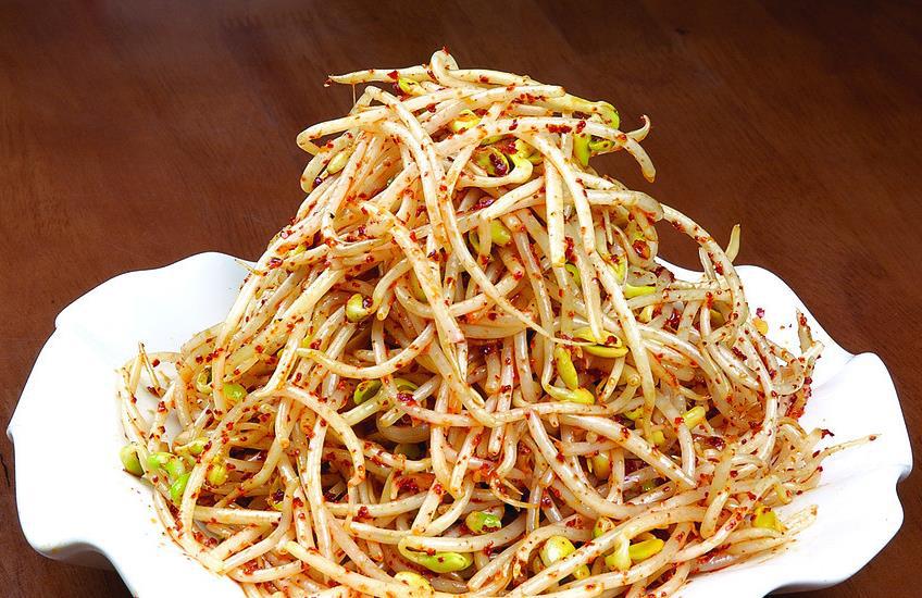 家常炖酸菜的做法：传统美味一炖即得