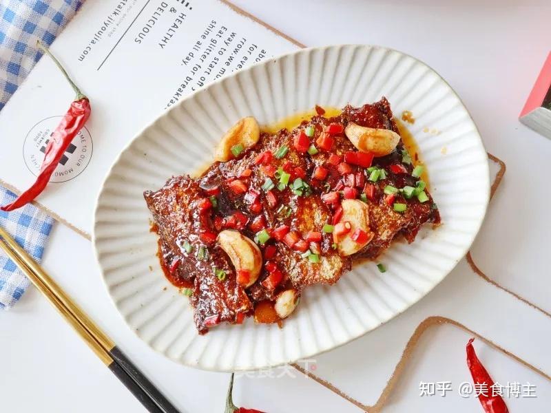 探索凤凰古城：一场特色美食的盛宴
