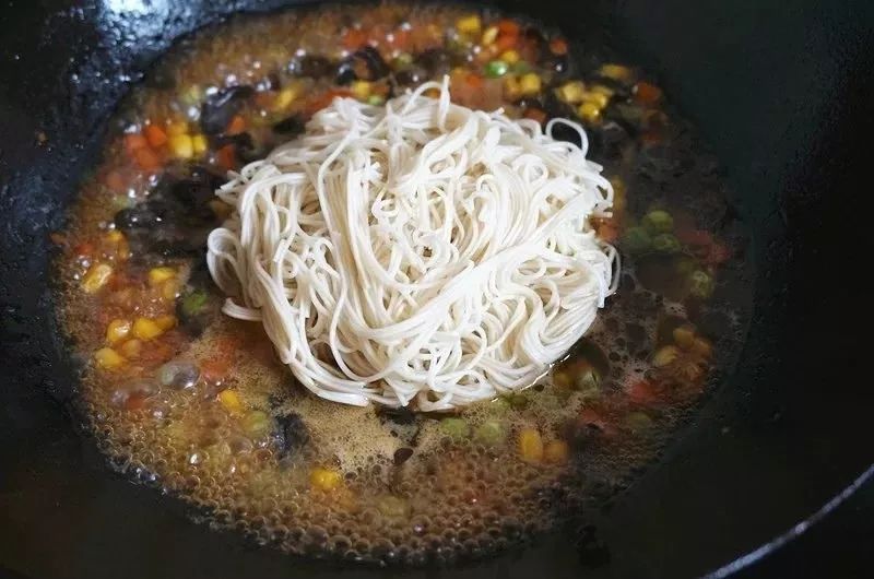 炖鸡翅的家常做法：美味又简单，让你欲罢不能