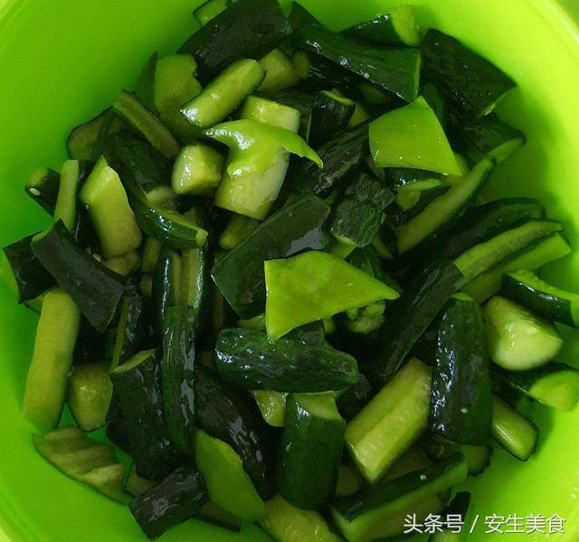快餐小吃车：城市街头的美味探索