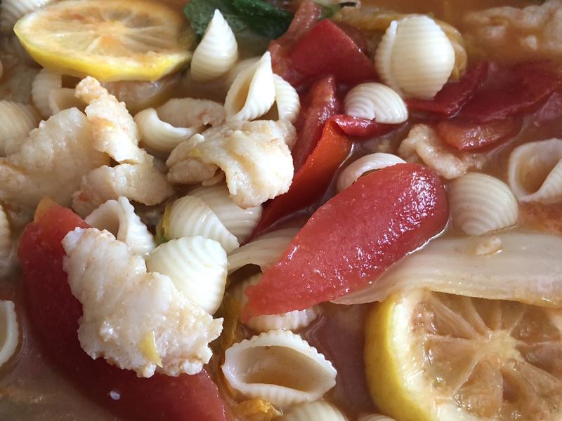 标题：探寻地方特色美食，一键掌握美味佳肴——打造专属美食app