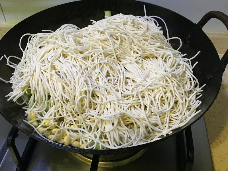 丹东小吃一条街：美食的狂欢盛宴