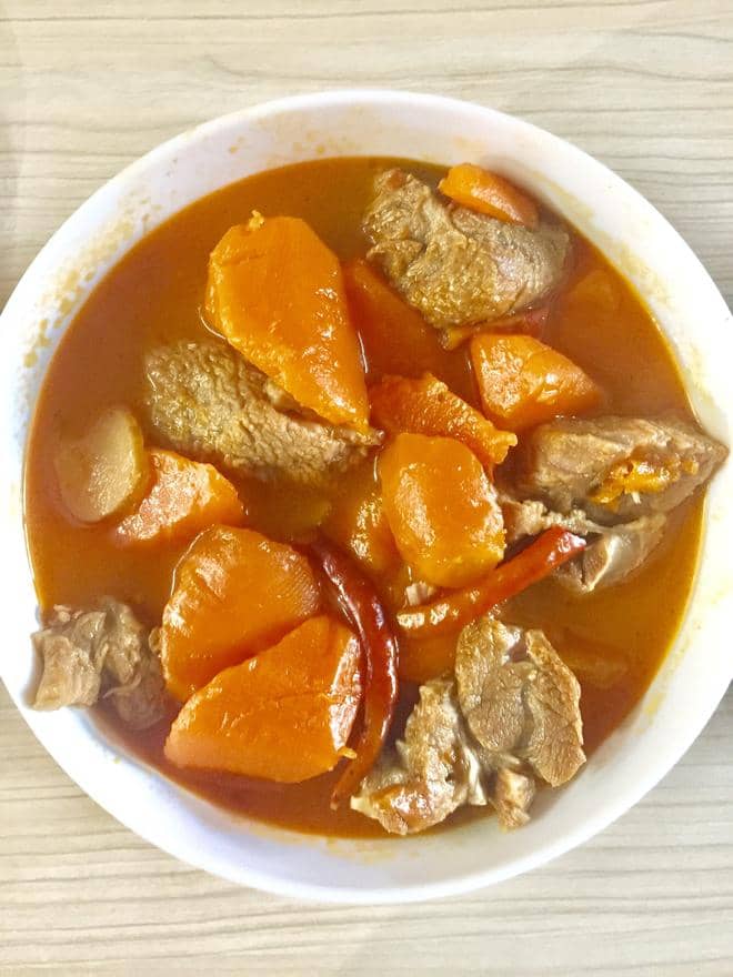 标题：《嵊州特色美食街：一场味蕾的盛宴》