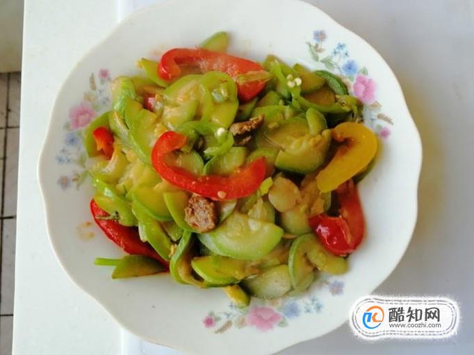 标题：电动小吃餐车：城市美食新风尚