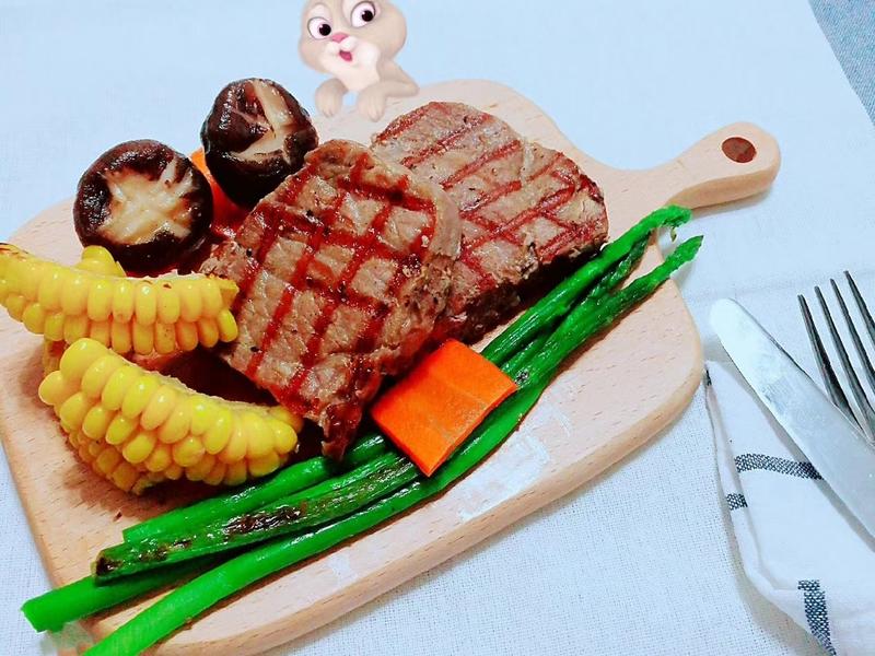 麻辣烫小吃车图片：流动的美食盛宴